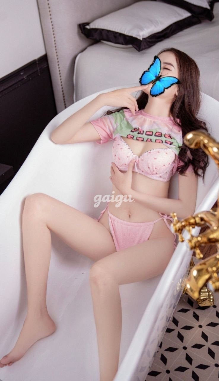 BÍCH TRÂM XINH XẮN PHỤC VU CHU ĐÁO CỰC CHIỀU KHÁCH