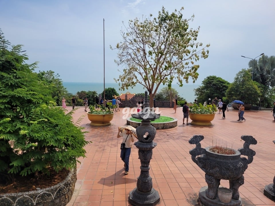 Thúy Kiều gái xinh non tơ gặp là say đắm.