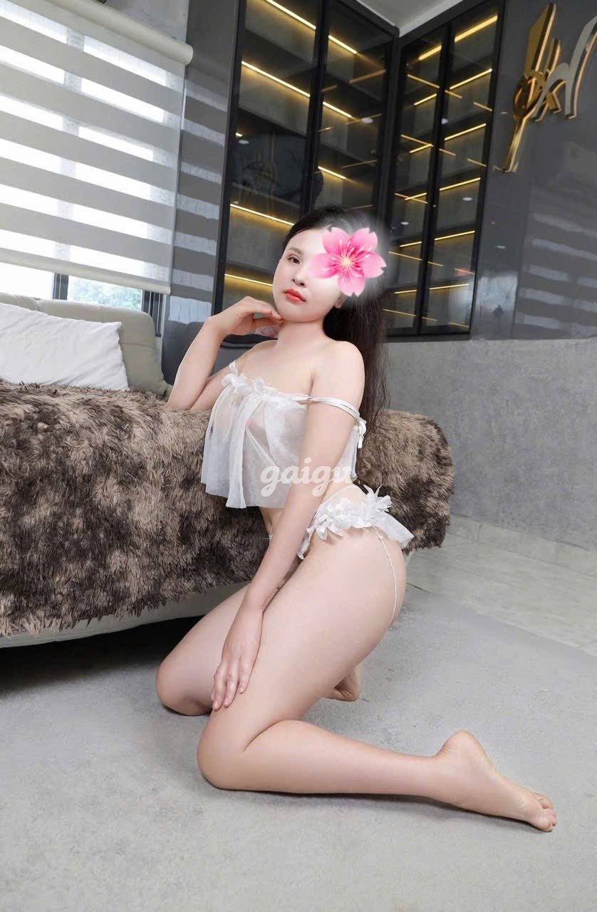 THU THỦY XINH XÂN BÚ NÚT CU DÂM HÀNG MỚI LẦN ĐẦU ĐI LÀM