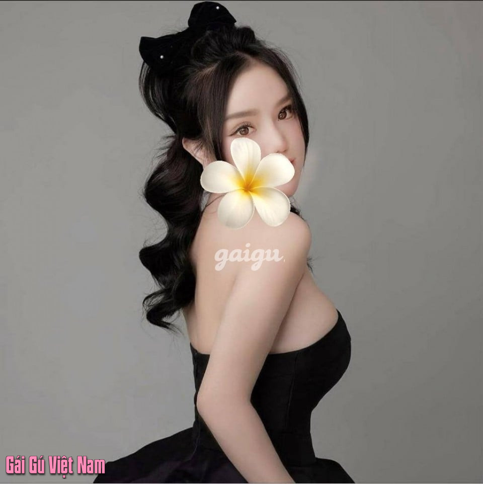 Hoa Khôi Tiểu Vy- ngoan xinh yêu, body dáng chuẩn